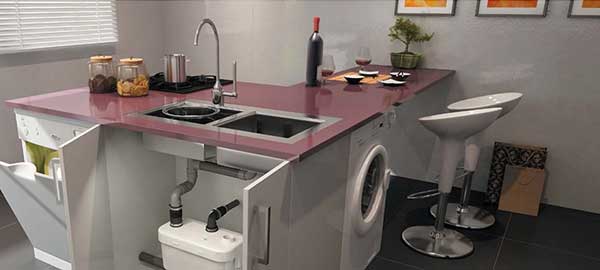 Канализационная установка, смонтированная на кухне под раковиной для отведения стоков от раковины, посудомоечной и стиральной машин.